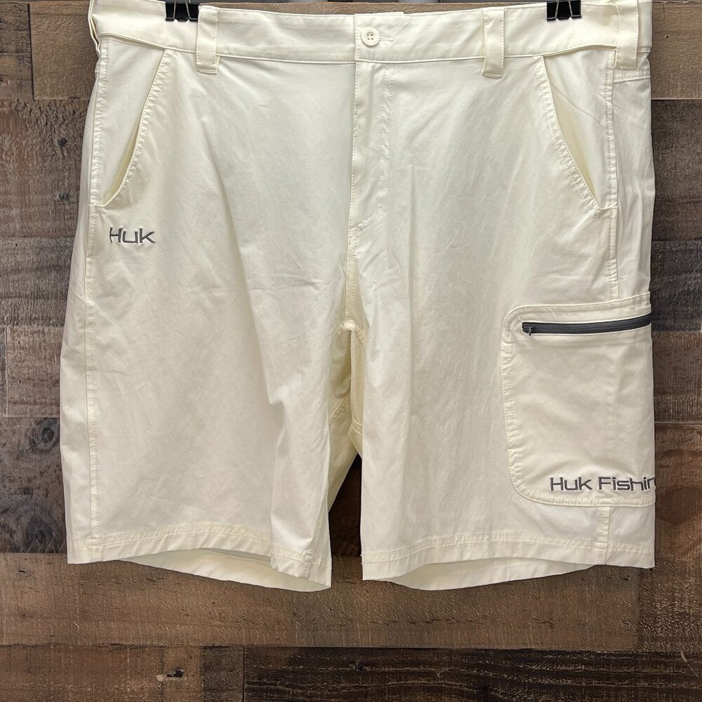 Huk Fishing Cargo Shorts Mens XXL Cream Flat Front Vented Performance Outdoor